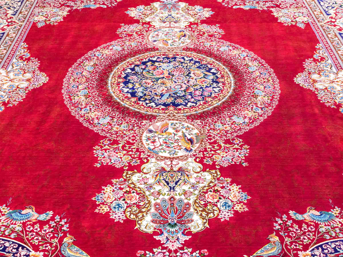 Ghom Maschinenteppich "Kubad" 300 x 200 cm, mit Medaillon, aus pflanzlicher Seide (Viskose), Rot-Marineblau. Teppichnummer: V70RD600M. Persian Luxury Collection by Khademi. Made in Iran / Persia – Vertrieb durch JUPITER Intl.