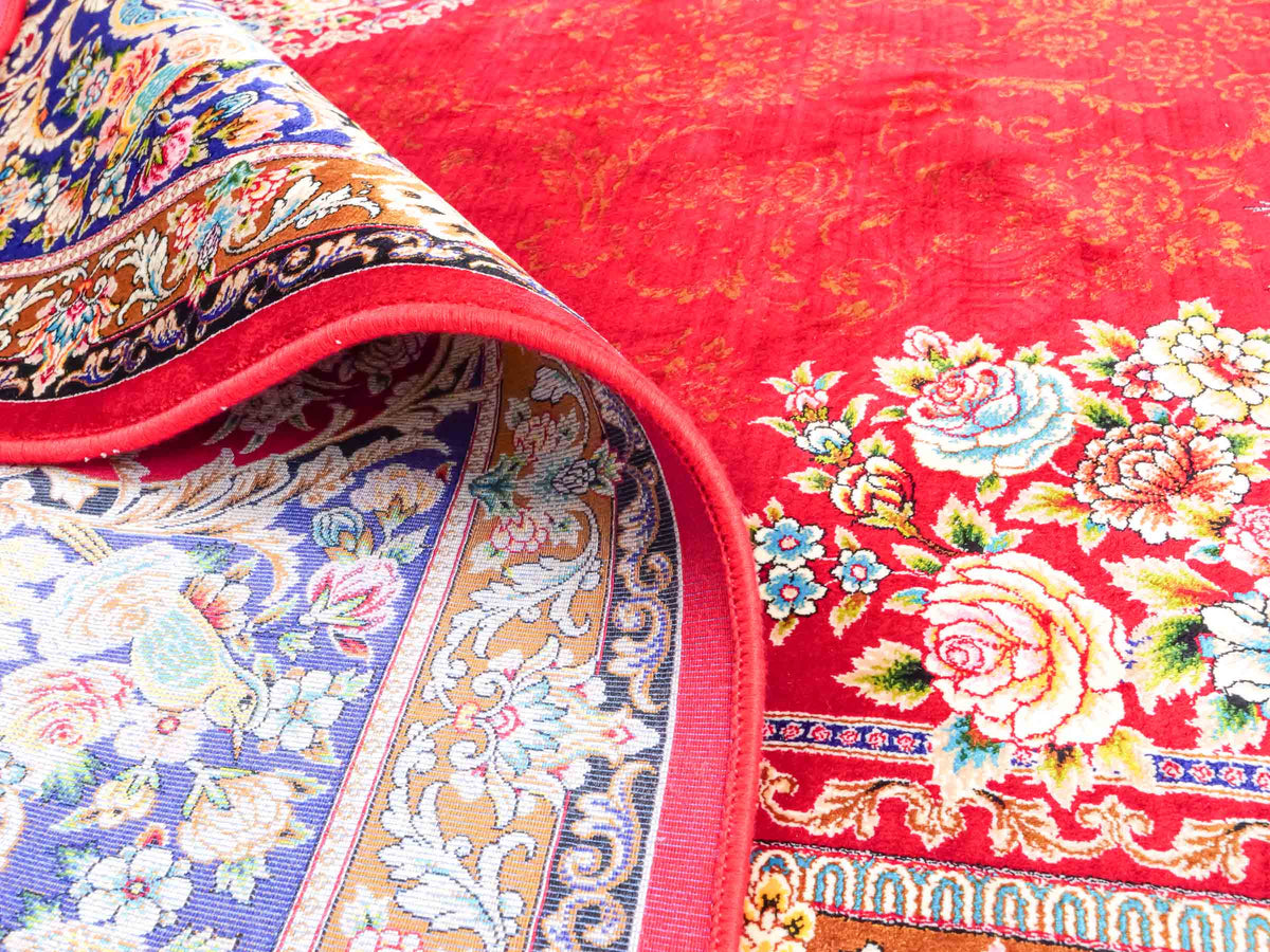 Ghom Maschinenteppich "Kubad" 300 x 200 cm, mit Medaillon, aus pflanzlicher Seide (Viskose), Rot-Marineblau. Teppichnummer: V70RD600M. Persian Luxury Collection by Khademi. Made in Iran / Persia – Vertrieb durch JUPITER Intl.