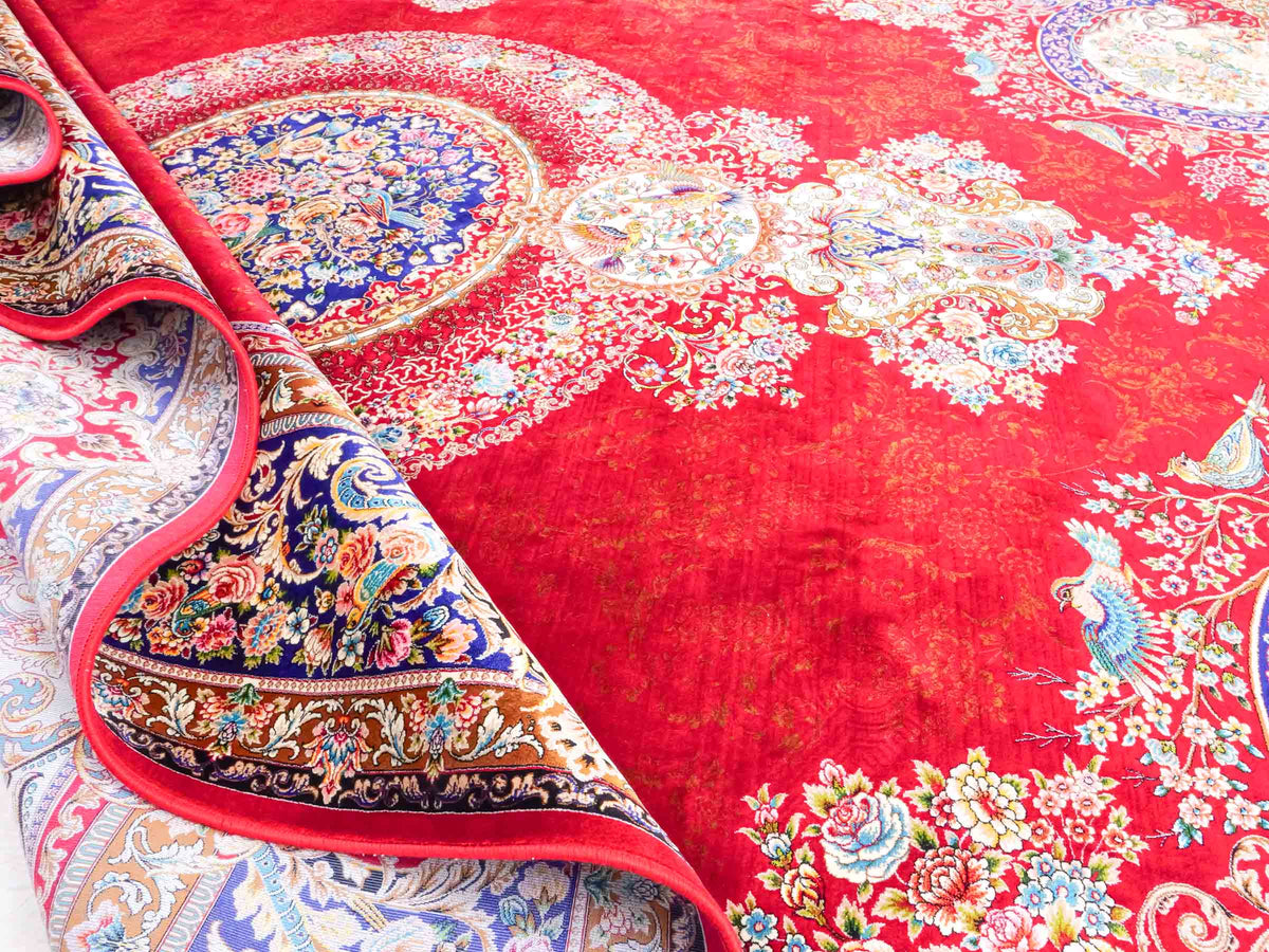 Ghom Maschinenteppich "Kubad" 300 x 200 cm, mit Medaillon, aus pflanzlicher Seide (Viskose), Rot-Marineblau. Teppichnummer: V70RD600M. Persian Luxury Collection by Khademi. Made in Iran / Persia – Vertrieb durch JUPITER Intl.