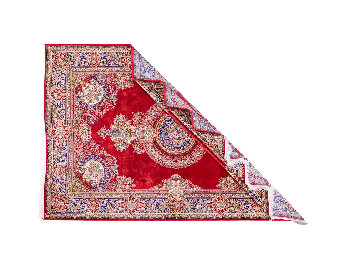 Ghom Maschinenteppich "Kubad" 300 x 200 cm, mit Medaillon, aus pflanzlicher Seide (Viskose), Rot-Marineblau. Teppichnummer: V70RD600M. Persian Luxury Collection by Khademi. Made in Iran / Persia – Vertrieb durch JUPITER Intl.