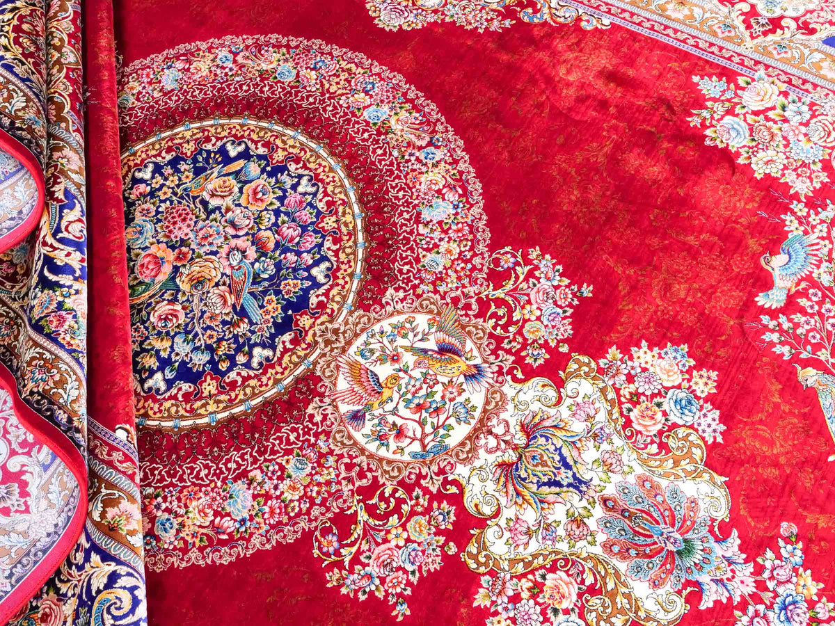 Ghom Maschinenteppich "Kubad" 300 x 200 cm, mit Medaillon, aus pflanzlicher Seide (Viskose), Rot-Marineblau. Teppichnummer: V70RD600M. Persian Luxury Collection by Khademi. Made in Iran / Persia – Vertrieb durch JUPITER Intl.