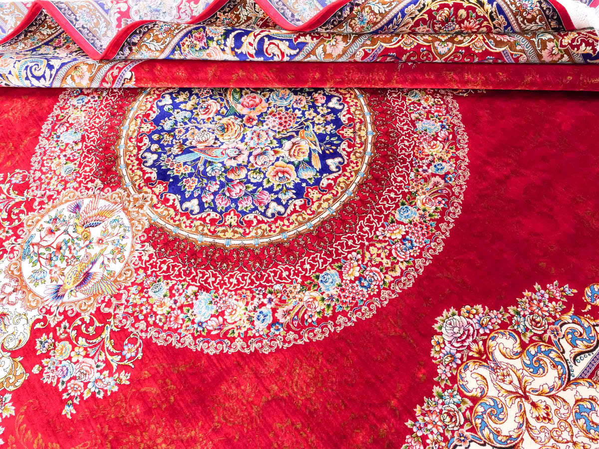 Ghom Maschinenteppich "Kubad" 300 x 200 cm, mit Medaillon, aus pflanzlicher Seide (Viskose), Rot-Marineblau. Teppichnummer: V70RD600M. Persian Luxury Collection by Khademi. Made in Iran / Persia – Vertrieb durch JUPITER Intl.