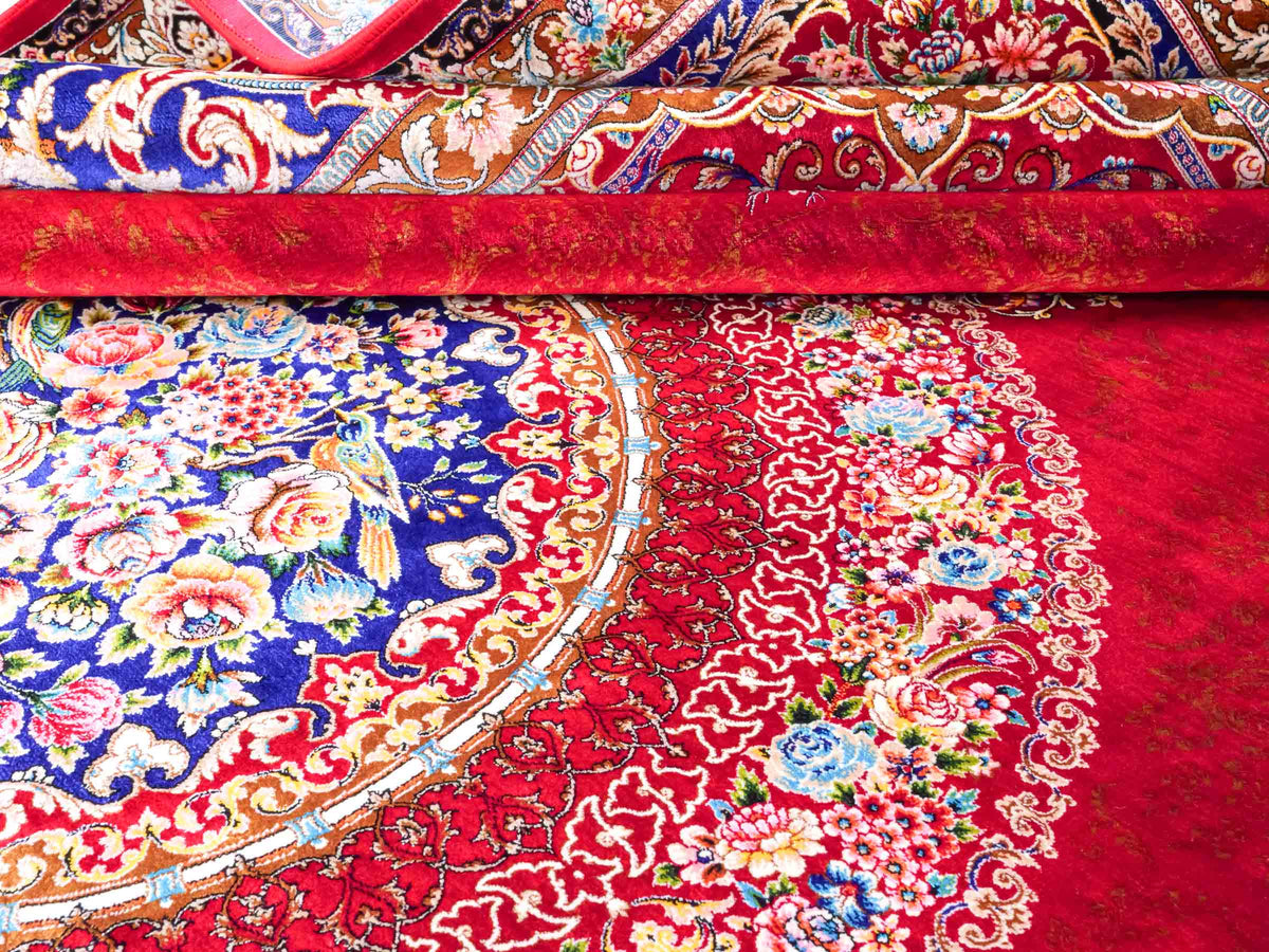 Ghom Maschinenteppich "Kubad" 300 x 200 cm, mit Medaillon, aus pflanzlicher Seide (Viskose), Rot-Marineblau. Teppichnummer: V70RD600M. Persian Luxury Collection by Khademi. Made in Iran / Persia – Vertrieb durch JUPITER Intl.