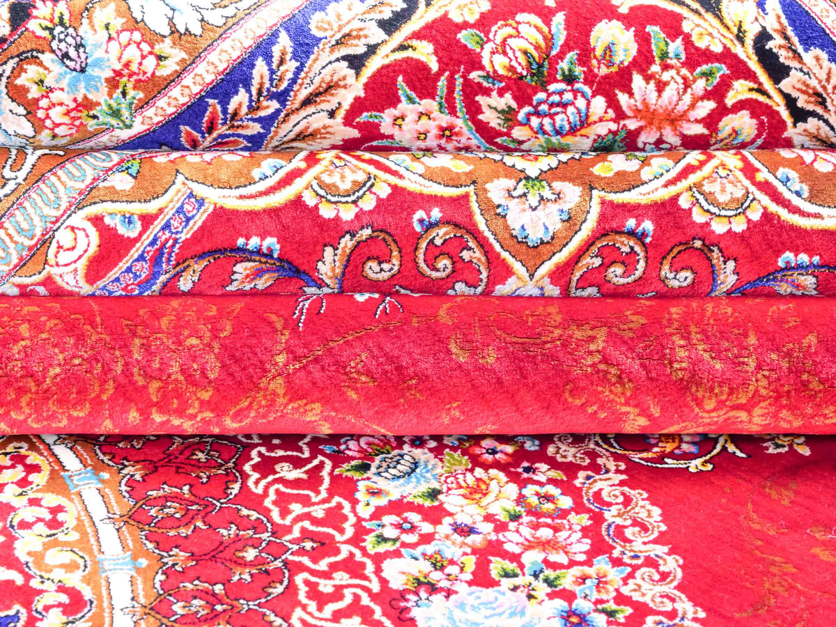 Ghom Maschinenteppich "Kubad" 300 x 200 cm, mit Medaillon, aus pflanzlicher Seide (Viskose), Rot-Marineblau. Teppichnummer: V70RD600M. Persian Luxury Collection by Khademi. Made in Iran / Persia – Vertrieb durch JUPITER Intl.