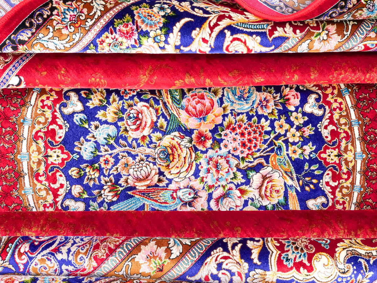 Ghom Maschinenteppich "Kubad" 300 x 200 cm, mit Medaillon, aus pflanzlicher Seide (Viskose), Rot-Marineblau. Teppichnummer: V70RD600M. Persian Luxury Collection by Khademi. Made in Iran / Persia – Vertrieb durch JUPITER Intl.