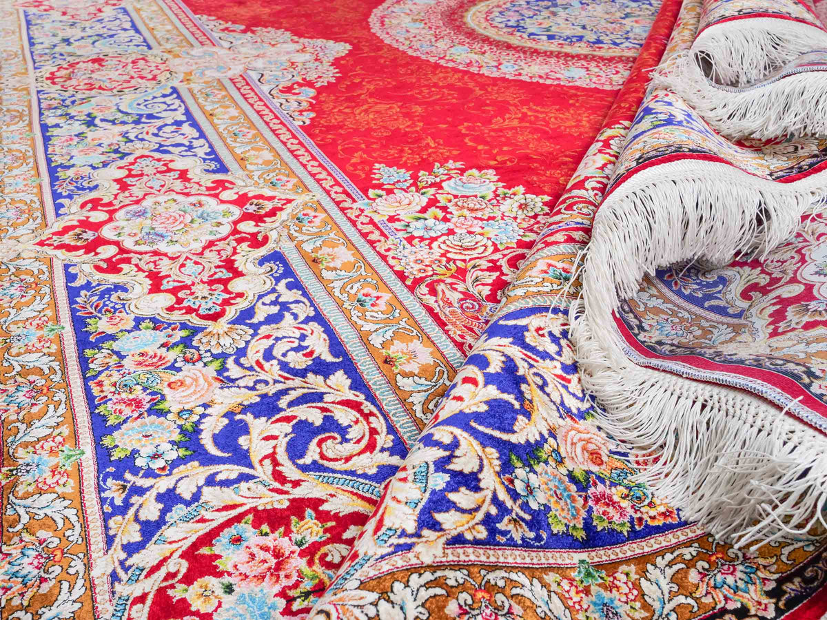 Ghom Maschinenteppich "Kubad" 300 x 200 cm, mit Medaillon, aus pflanzlicher Seide (Viskose), Rot-Marineblau. Teppichnummer: V70RD600M. Persian Luxury Collection by Khademi. Made in Iran / Persia – Vertrieb durch JUPITER Intl.