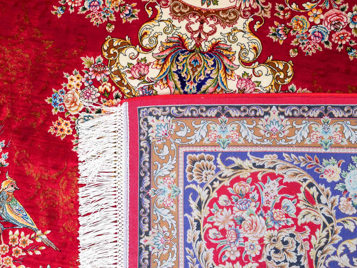 Ghom Maschinenteppich "Kubad" 300 x 200 cm, mit Medaillon, aus pflanzlicher Seide (Viskose), Rot-Marineblau. Teppichnummer: V70RD600M. Persian Luxury Collection by Khademi. Made in Iran / Persia – Vertrieb durch JUPITER Intl.