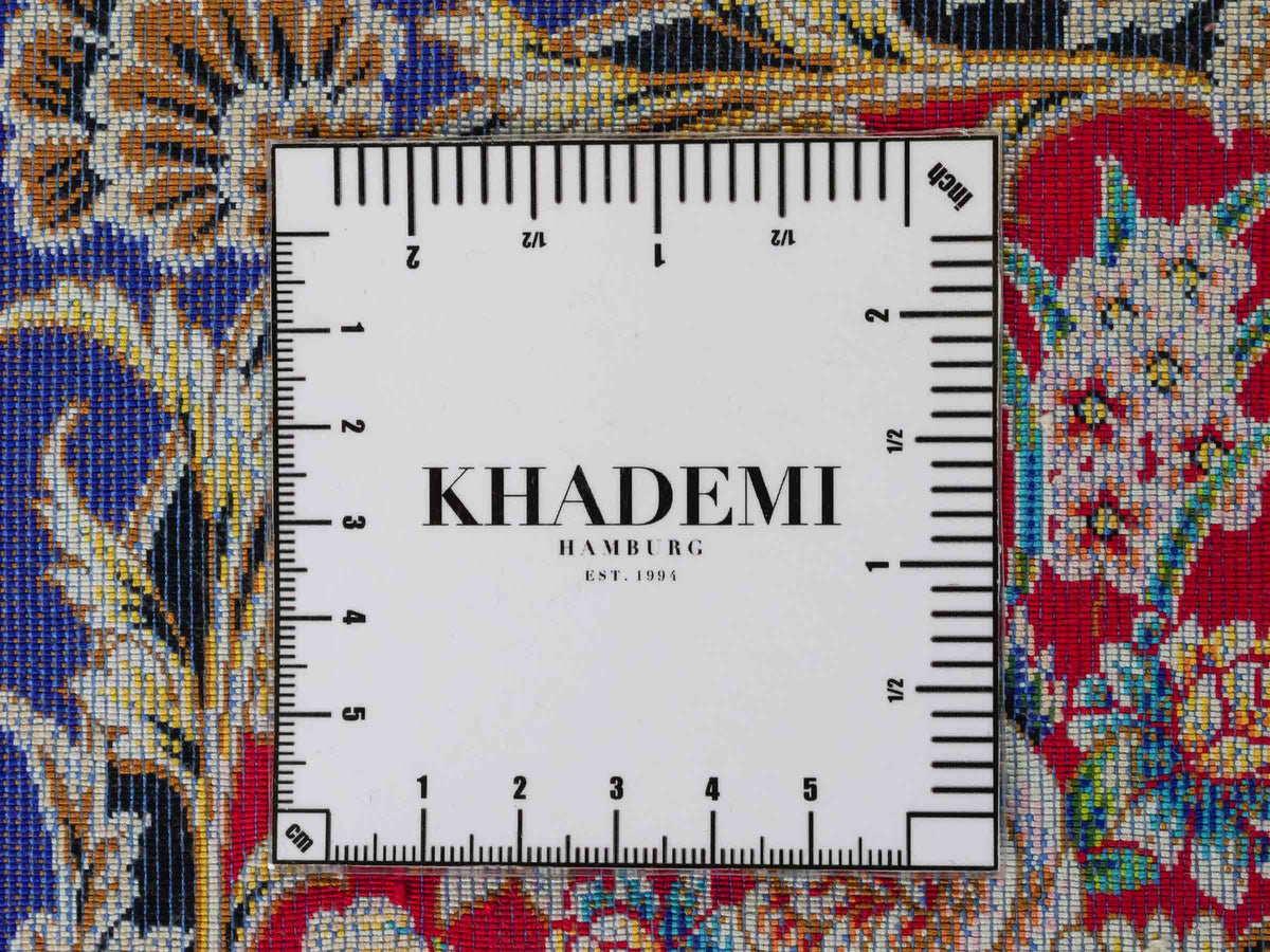 Ghom Maschinenteppich "Kubad" 300 x 200 cm, mit Medaillon, aus pflanzlicher Seide (Viskose), Rot-Marineblau. Teppichnummer: V70RD600M. Persian Luxury Collection by Khademi. Made in Iran / Persia – Vertrieb durch JUPITER Intl.