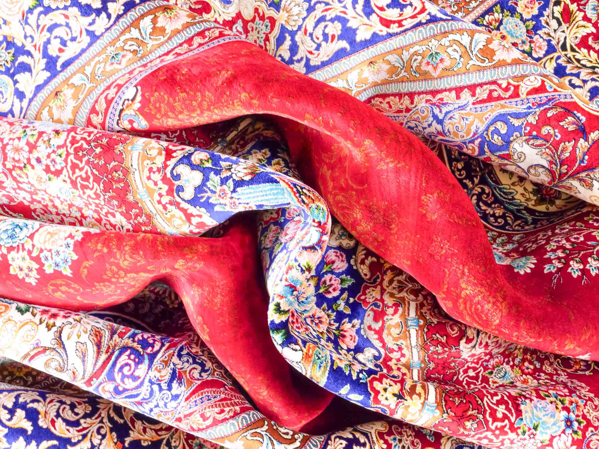 Ghom Maschinenteppich "Kubad" 300 x 200 cm, mit Medaillon, aus pflanzlicher Seide (Viskose), Rot-Marineblau. Teppichnummer: V70RD600M. Persian Luxury Collection by Khademi. Made in Iran / Persia – Vertrieb durch JUPITER Intl.