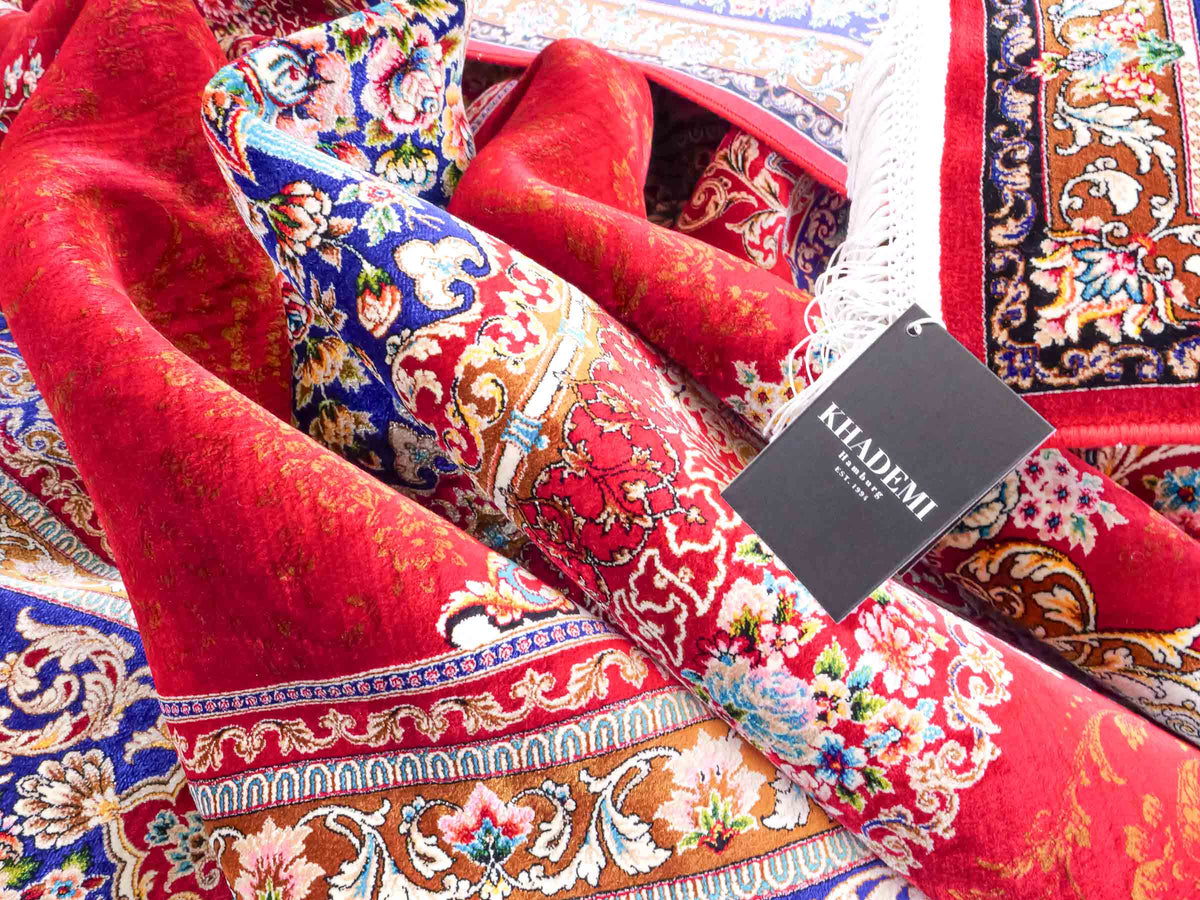 Ghom Maschinenteppich "Kubad" 300 x 200 cm, mit Medaillon, aus pflanzlicher Seide (Viskose), Rot-Marineblau. Teppichnummer: V70RD600M. Persian Luxury Collection by Khademi. Made in Iran / Persia – Vertrieb durch JUPITER Intl.