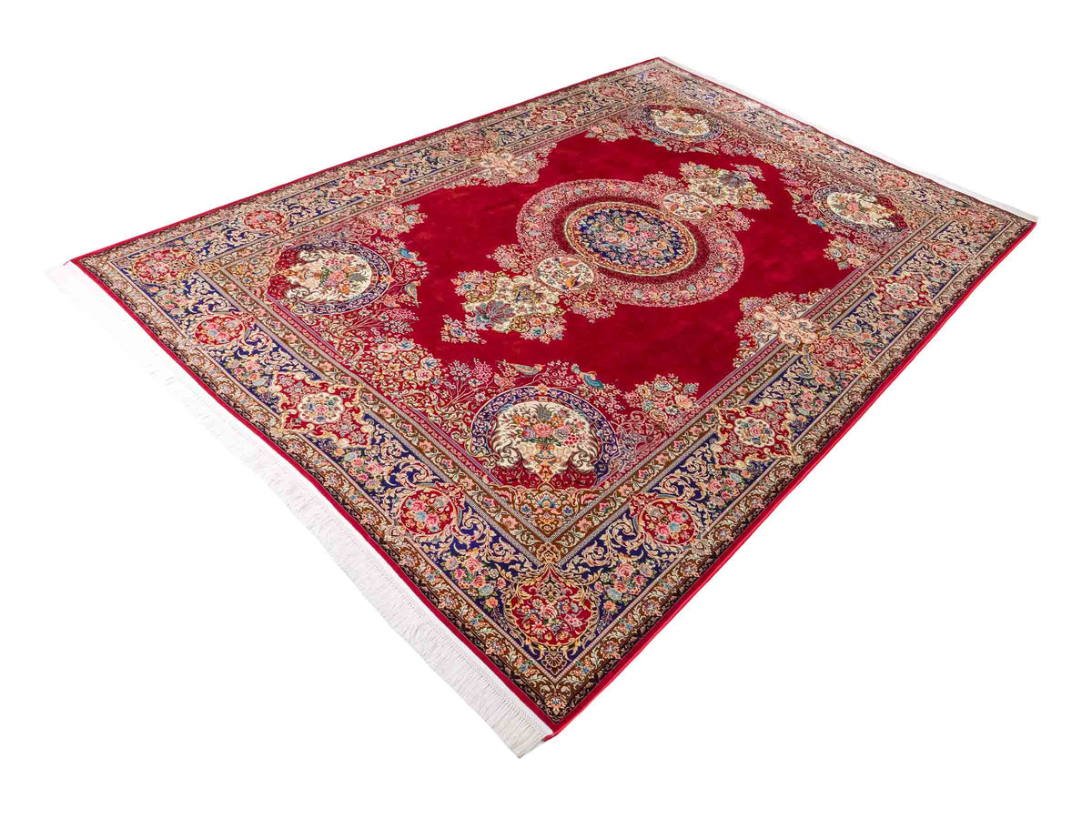 Ghom Maschinenteppich "Kubad" 300 x 200 cm, mit Medaillon, aus pflanzlicher Seide (Viskose), Rot-Marineblau. Teppichnummer: V70RD600M. Persian Luxury Collection by Khademi. Made in Iran / Persia – Vertrieb durch JUPITER Intl.