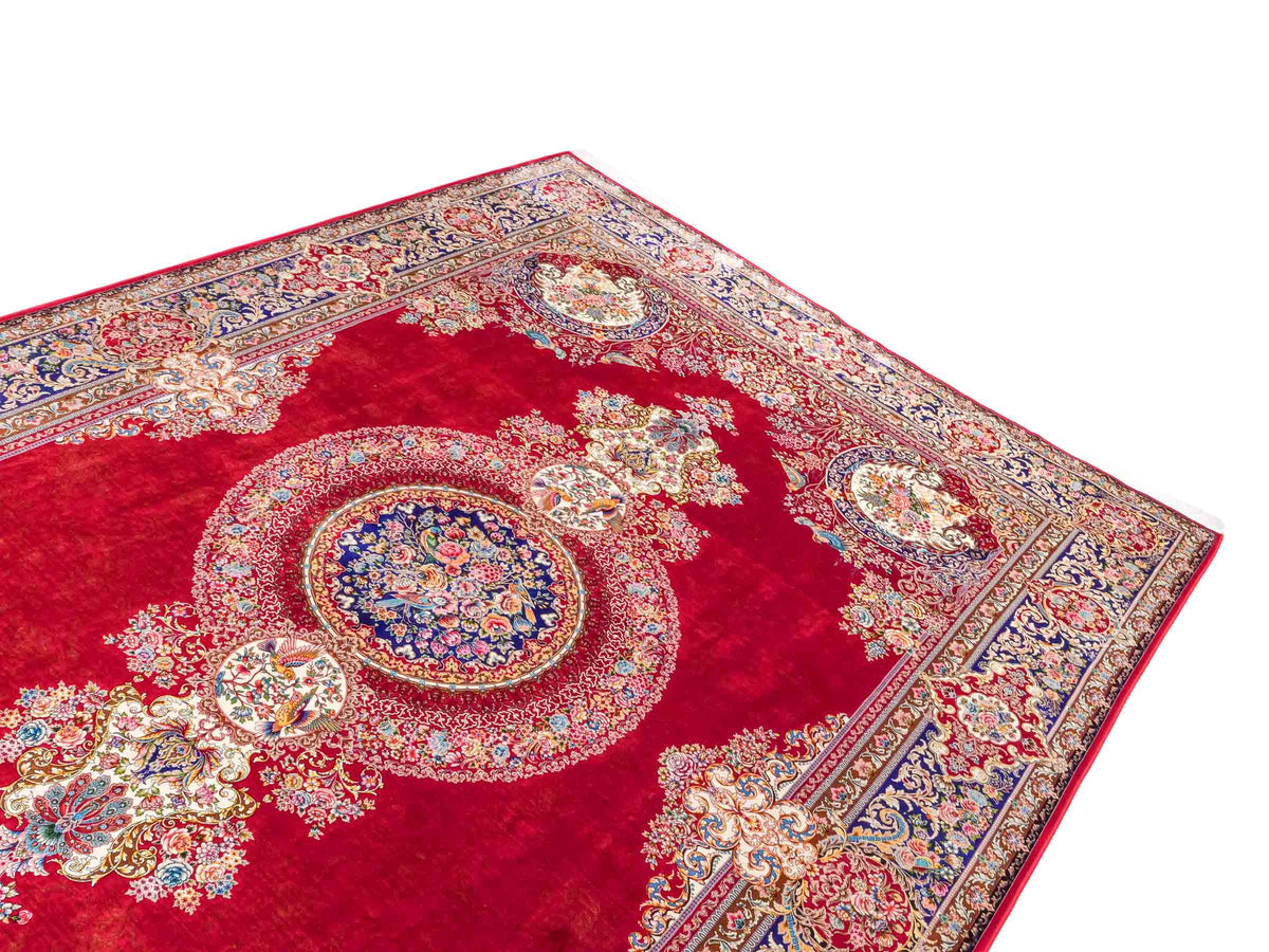 Ghom Maschinenteppich "Kubad" 300 x 200 cm, mit Medaillon, aus pflanzlicher Seide (Viskose), Rot-Marineblau. Teppichnummer: V70RD600M. Persian Luxury Collection by Khademi. Made in Iran / Persia – Vertrieb durch JUPITER Intl.