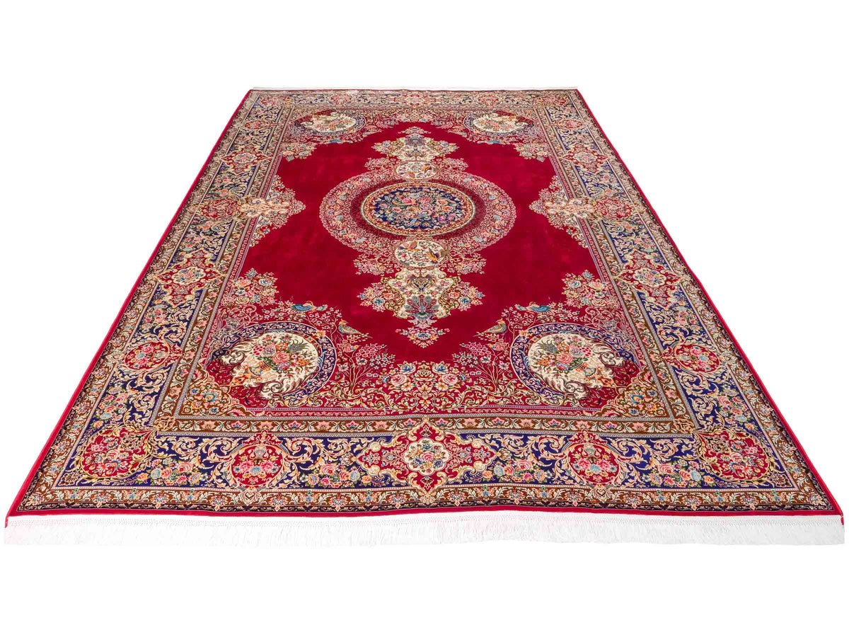 Ghom Maschinenteppich "Kubad" 300 x 200 cm, mit Medaillon, aus pflanzlicher Seide (Viskose), Rot-Marineblau. Teppichnummer: V70RD600M. Persian Luxury Collection by Khademi. Made in Iran / Persia – Vertrieb durch JUPITER Intl.