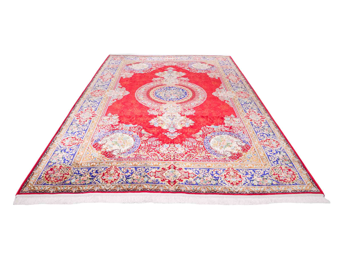 Ghom Maschinenteppich "Kubad" 300 x 200 cm, mit Medaillon, aus pflanzlicher Seide (Viskose), Rot-Marineblau. Teppichnummer: V70RD600M. Persian Luxury Collection by Khademi. Made in Iran / Persia – Vertrieb durch JUPITER Intl.