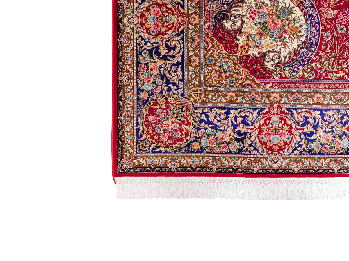 Ghom Maschinenteppich "Kubad" 300 x 200 cm, mit Medaillon, aus pflanzlicher Seide (Viskose), Rot-Marineblau. Teppichnummer: V70RD600M. Persian Luxury Collection by Khademi. Made in Iran / Persia – Vertrieb durch JUPITER Intl.