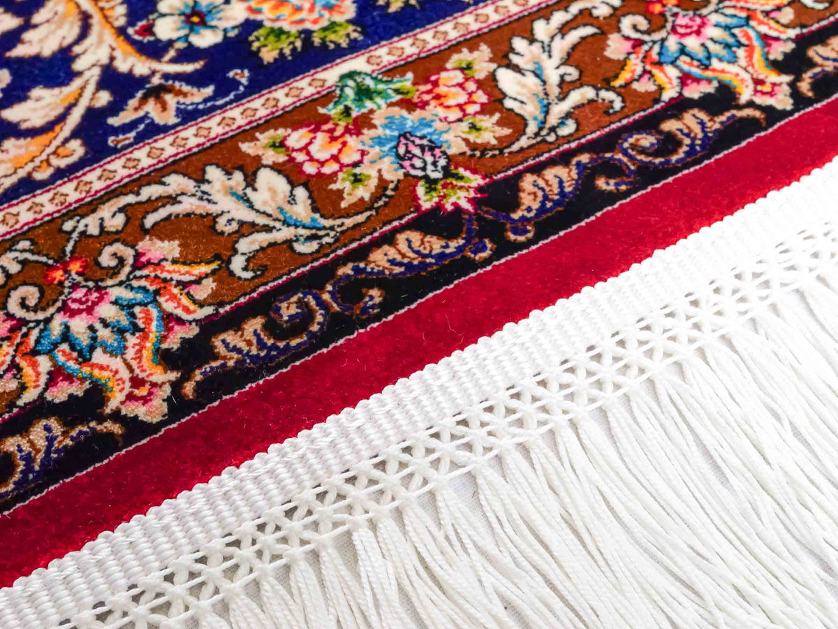 Ghom Maschinenteppich "Kubad" 300 x 200 cm, mit Medaillon, aus pflanzlicher Seide (Viskose), Rot-Marineblau. Teppichnummer: V70RD600M. Persian Luxury Collection by Khademi. Made in Iran / Persia – Vertrieb durch JUPITER Intl.