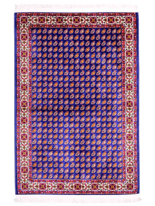 Ghom Maschinenteppich "Lohrasp" 90 x 60 cm aus pflanzlicher Seide (Viskose), Allover-Design (Boteh Mir), Dunkelblau. Teppichnummer: V54DB054M. Persian Luxury Collection by Khademi. Made in Iran / Persia – Vertrieb durch JUPITER Intl.