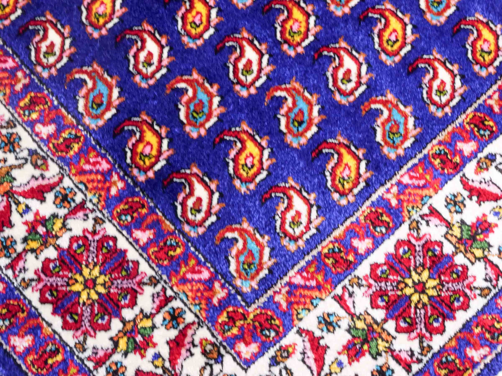 Ghom Maschinenteppich "Lohrasp" 90 x 60 cm aus pflanzlicher Seide (Viskose), Allover-Design (Boteh Mir), Dunkelblau. Teppichnummer: V54DB054M. Persian Luxury Collection by Khademi. Made in Iran / Persia – Vertrieb durch JUPITER Intl.