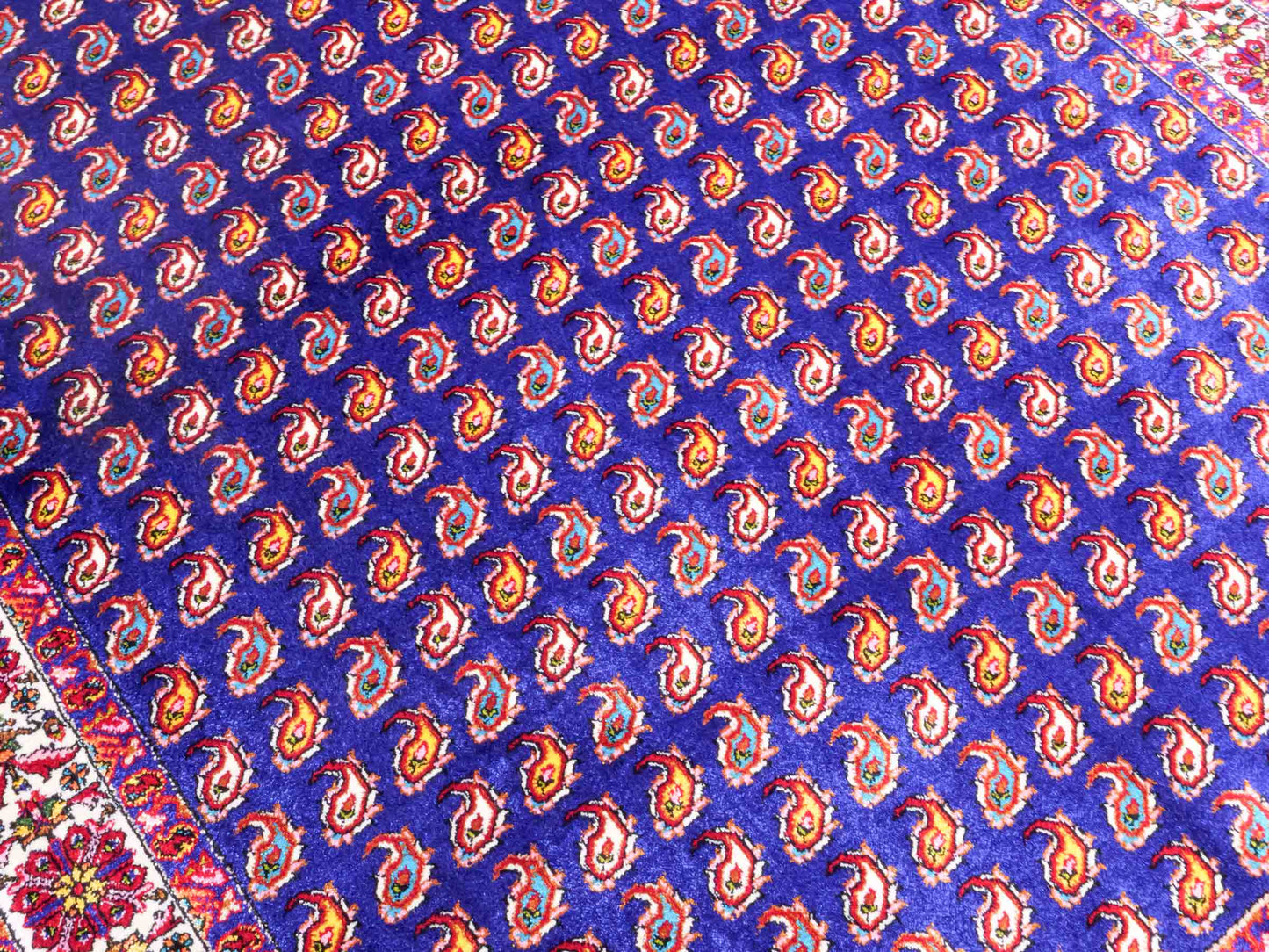 Ghom Maschinenteppich "Lohrasp" 90 x 60 cm aus pflanzlicher Seide (Viskose), Allover-Design (Boteh Mir), Dunkelblau. Teppichnummer: V54DB054M. Persian Luxury Collection by Khademi. Made in Iran / Persia – Vertrieb durch JUPITER Intl.