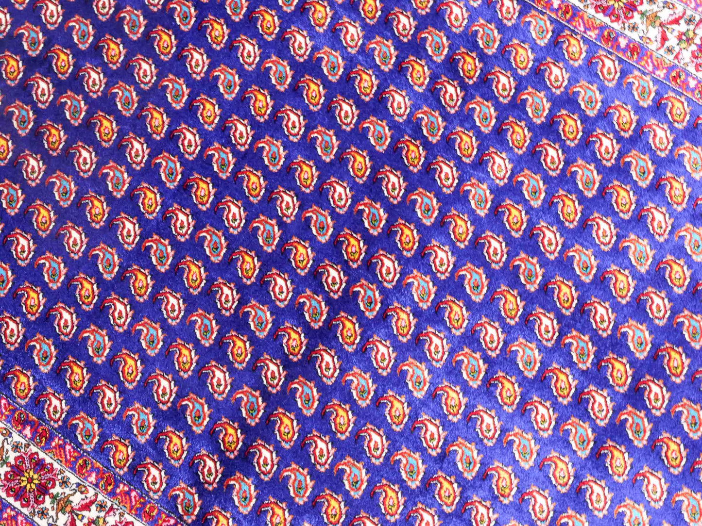 Ghom Maschinenteppich "Lohrasp" 90 x 60 cm aus pflanzlicher Seide (Viskose), Allover-Design (Boteh Mir), Dunkelblau. Teppichnummer: V54DB054M. Persian Luxury Collection by Khademi. Made in Iran / Persia – Vertrieb durch JUPITER Intl.