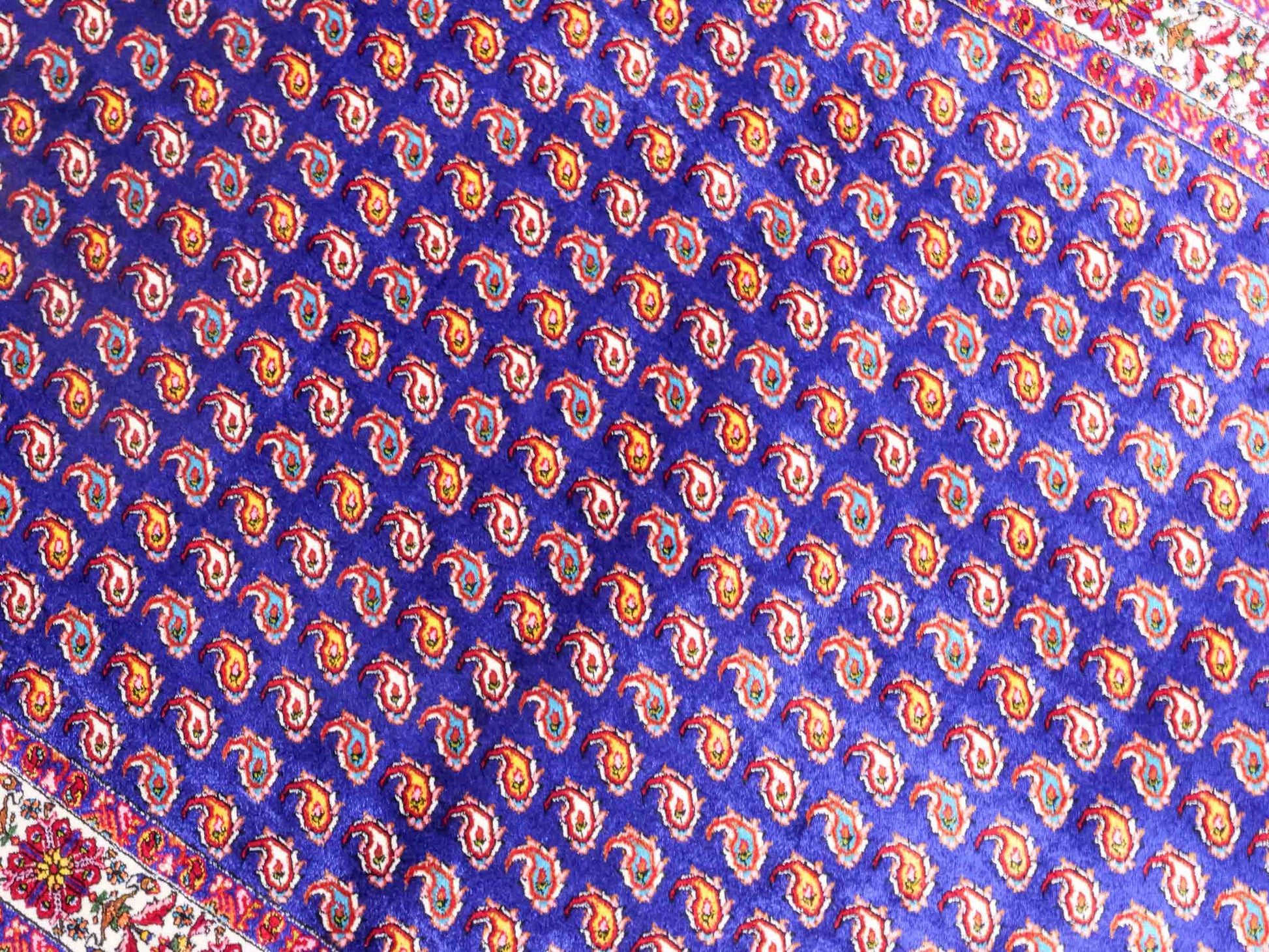 Ghom Maschinenteppich "Lohrasp" 90 x 60 cm aus pflanzlicher Seide (Viskose), Allover-Design (Boteh Mir), Dunkelblau. Teppichnummer: V54DB054M. Persian Luxury Collection by Khademi. Made in Iran / Persia – Vertrieb durch JUPITER Intl.