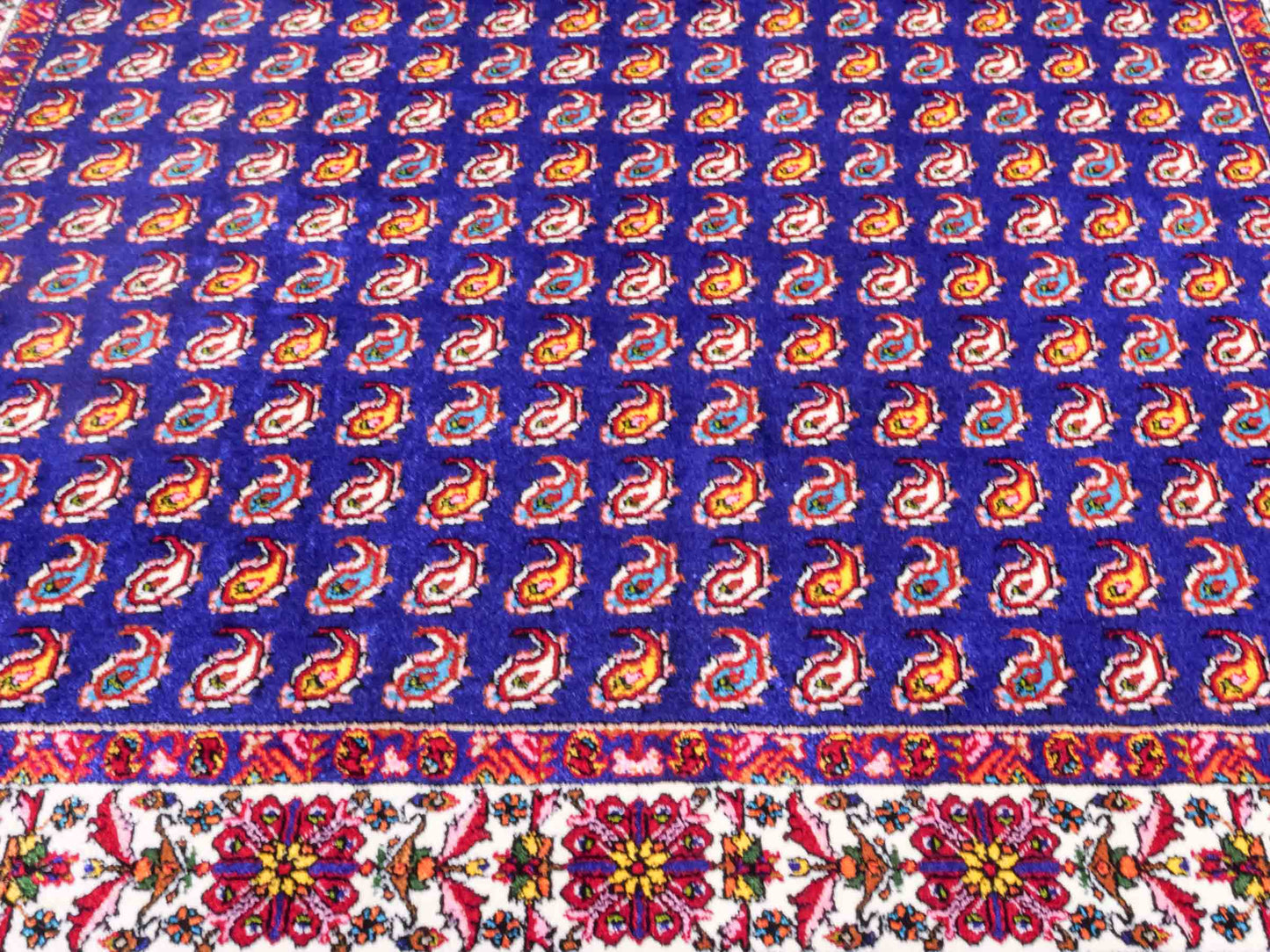 Ghom Maschinenteppich "Lohrasp" 90 x 60 cm aus pflanzlicher Seide (Viskose), Allover-Design (Boteh Mir), Dunkelblau. Teppichnummer: V54DB054M. Persian Luxury Collection by Khademi. Made in Iran / Persia – Vertrieb durch JUPITER Intl.