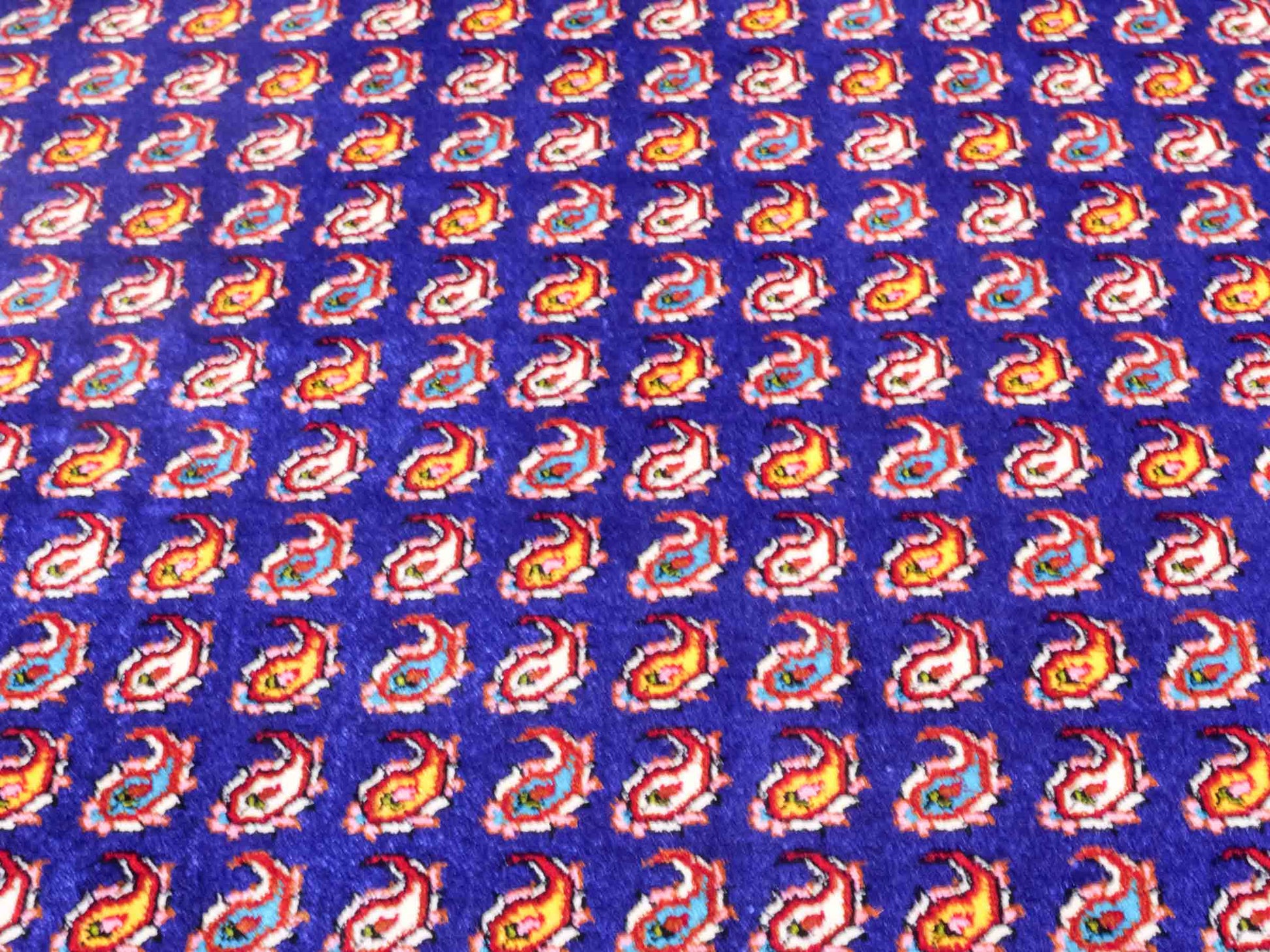 Ghom Maschinenteppich "Lohrasp" 90 x 60 cm aus pflanzlicher Seide (Viskose), Allover-Design (Boteh Mir), Dunkelblau. Teppichnummer: V54DB054M. Persian Luxury Collection by Khademi. Made in Iran / Persia – Vertrieb durch JUPITER Intl.