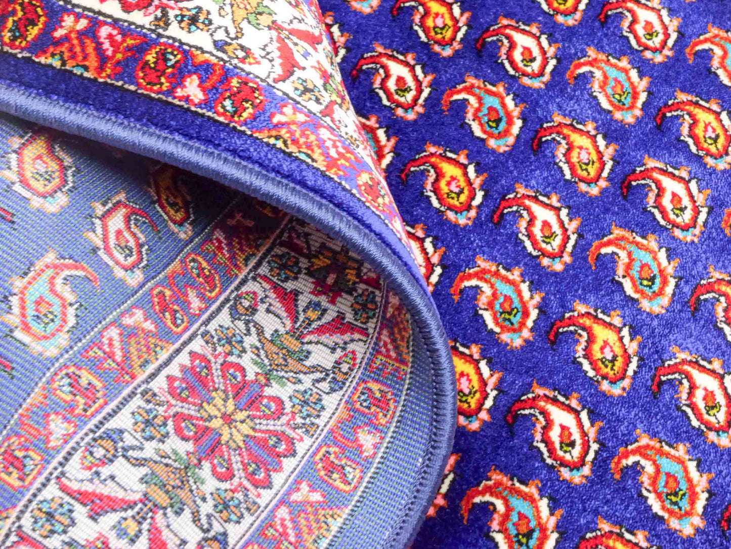 Ghom Maschinenteppich "Lohrasp" 90 x 60 cm aus pflanzlicher Seide (Viskose), Allover-Design (Boteh Mir), Dunkelblau. Teppichnummer: V54DB054M. Persian Luxury Collection by Khademi. Made in Iran / Persia – Vertrieb durch JUPITER Intl.