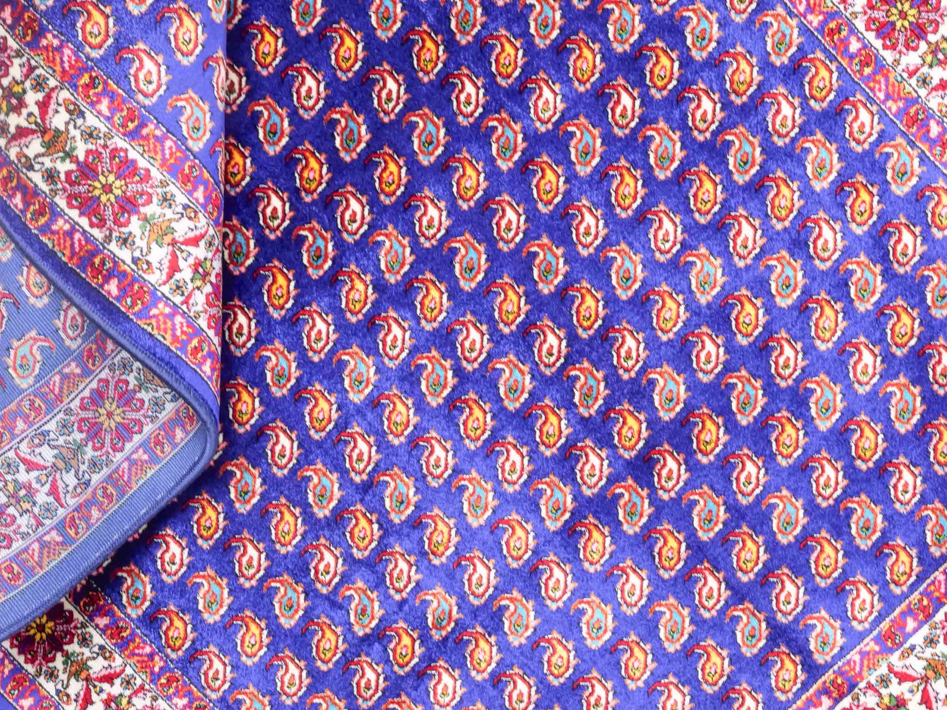 Ghom Maschinenteppich "Lohrasp" 90 x 60 cm aus pflanzlicher Seide (Viskose), Allover-Design (Boteh Mir), Dunkelblau. Teppichnummer: V54DB054M. Persian Luxury Collection by Khademi. Made in Iran / Persia – Vertrieb durch JUPITER Intl.
