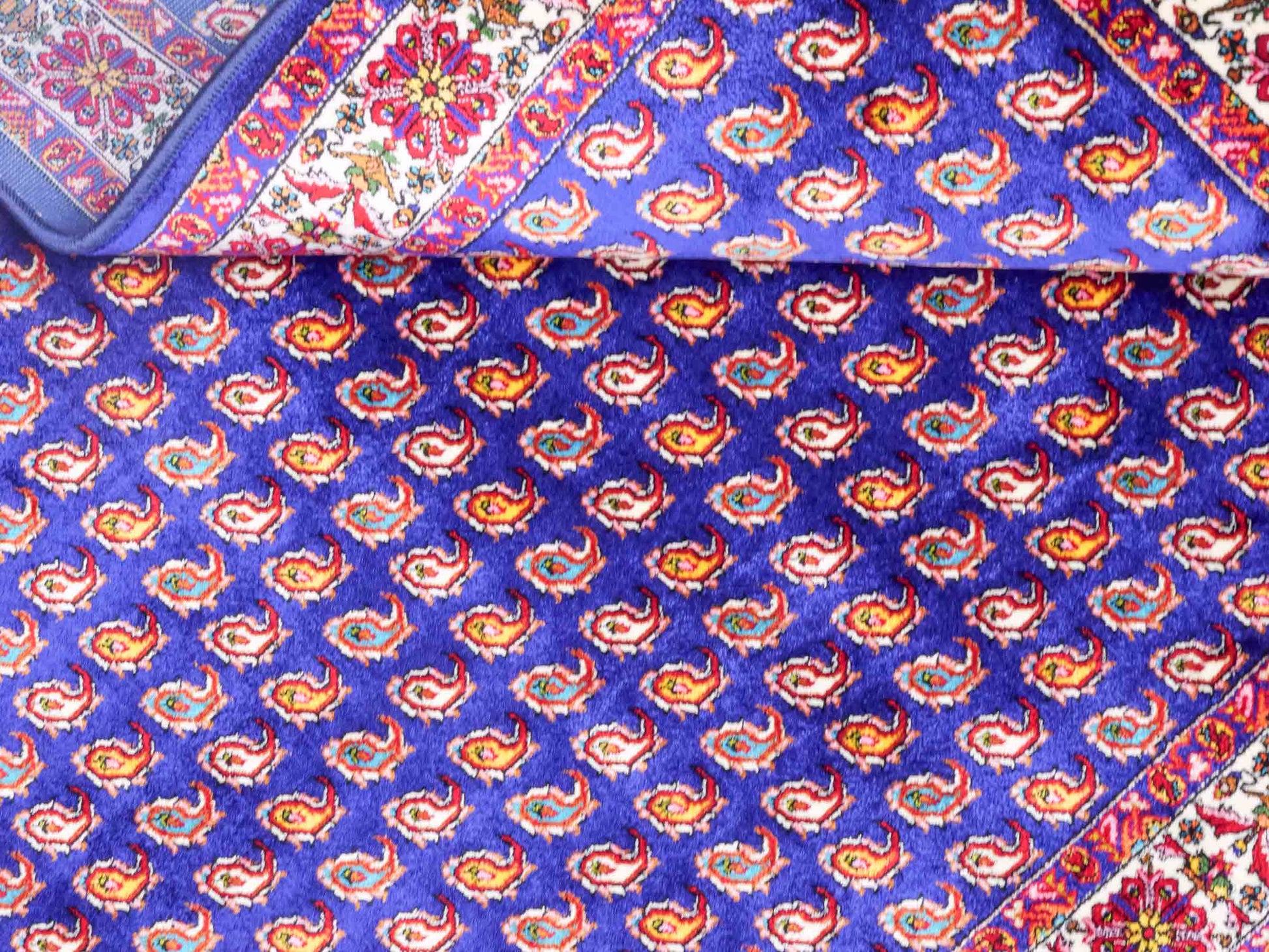 Ghom Maschinenteppich "Lohrasp" 90 x 60 cm aus pflanzlicher Seide (Viskose), Allover-Design (Boteh Mir), Dunkelblau. Teppichnummer: V54DB054M. Persian Luxury Collection by Khademi. Made in Iran / Persia – Vertrieb durch JUPITER Intl.