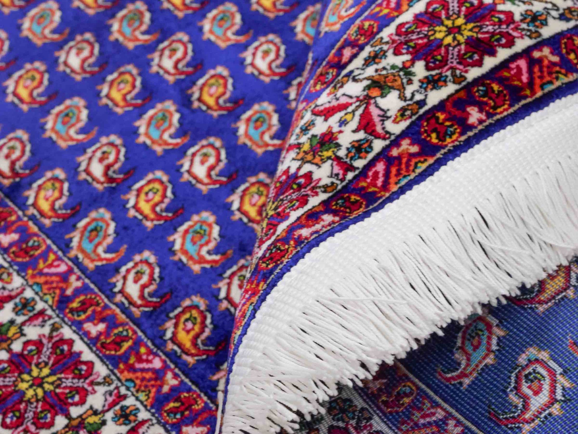 Ghom Maschinenteppich "Lohrasp" 90 x 60 cm aus pflanzlicher Seide (Viskose), Allover-Design (Boteh Mir), Dunkelblau. Teppichnummer: V54DB054M. Persian Luxury Collection by Khademi. Made in Iran / Persia – Vertrieb durch JUPITER Intl.