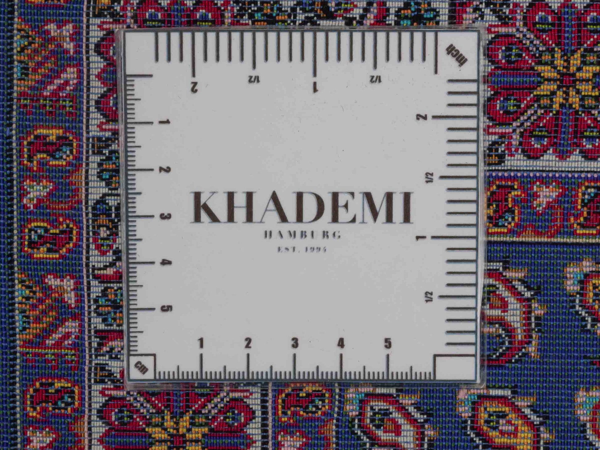 Ghom Maschinenteppich "Lohrasp" 90 x 60 cm aus pflanzlicher Seide (Viskose), Allover-Design (Boteh Mir), Dunkelblau. Teppichnummer: V54DB054M. Persian Luxury Collection by Khademi. Made in Iran / Persia – Vertrieb durch JUPITER Intl.
