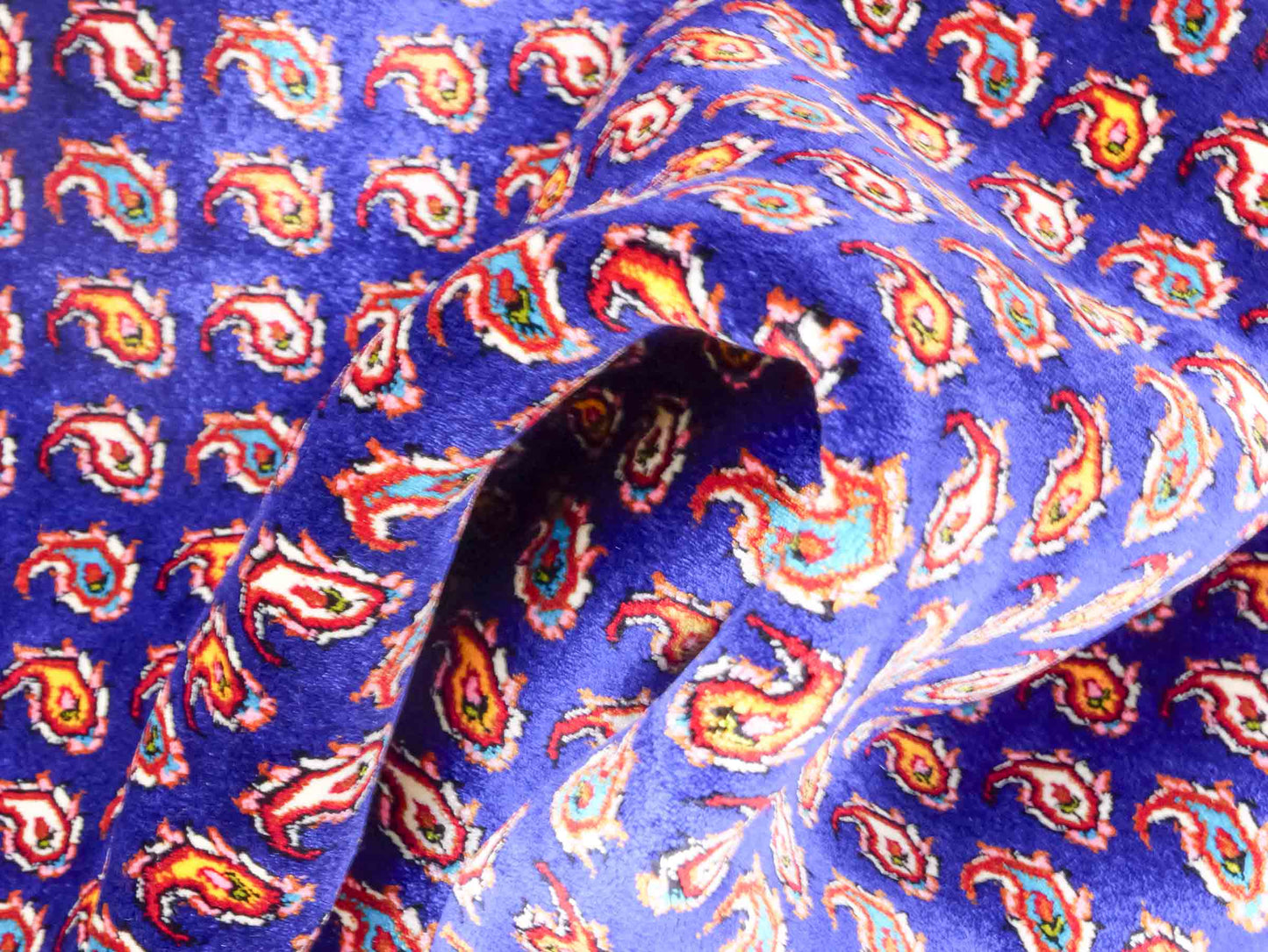 Ghom Maschinenteppich "Lohrasp" 90 x 60 cm aus pflanzlicher Seide (Viskose), Allover-Design (Boteh Mir), Dunkelblau. Teppichnummer: V54DB054M. Persian Luxury Collection by Khademi. Made in Iran / Persia – Vertrieb durch JUPITER Intl.