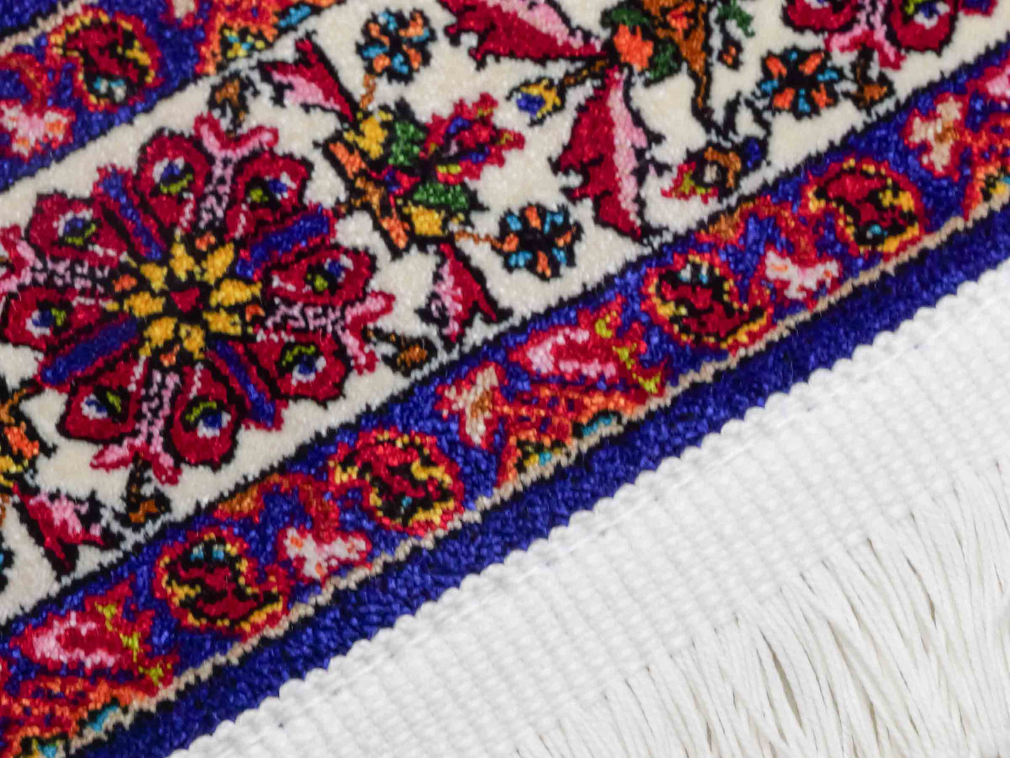 Ghom Maschinenteppich "Lohrasp" 90 x 60 cm aus pflanzlicher Seide (Viskose), Allover-Design (Boteh Mir), Dunkelblau. Teppichnummer: V54DB054M. Persian Luxury Collection by Khademi. Made in Iran / Persia – Vertrieb durch JUPITER Intl.