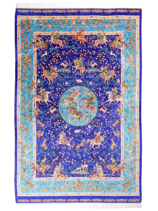 Ghom Maschinenteppich "Mahan" 300 x 200 cm, mit Jagdmotiv-Medaillon, aus pflanzlicher Seide (Viskose), Blau/Hellblau. Teppichnummer: V60DB600H. Persian Luxury Collection by Khademi. Made in Iran / Persia – Vertrieb durch JUPITER Intl.