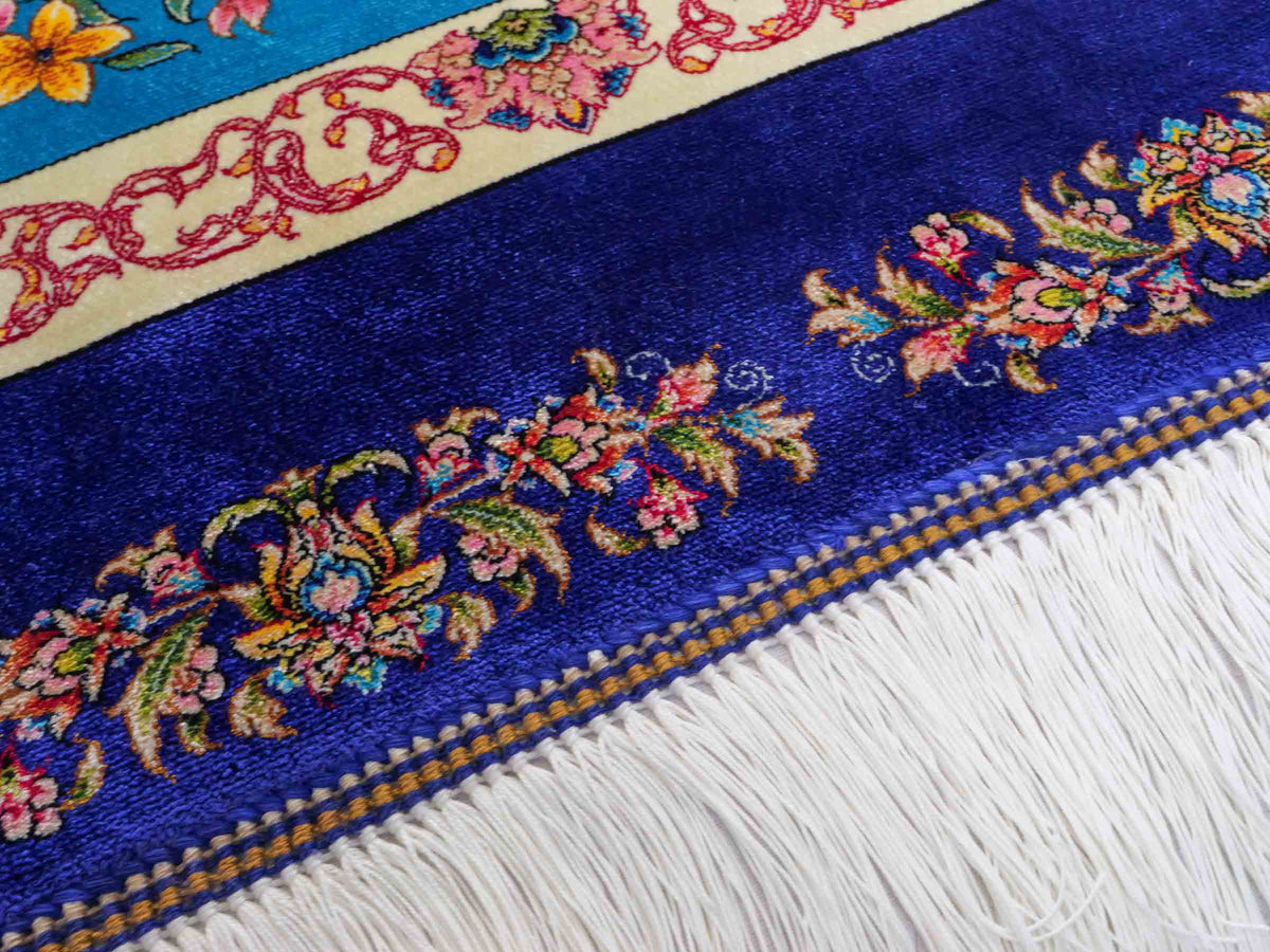 Ghom Maschinenteppich "Mahan" 300 x 200 cm, mit Jagdmotiv-Medaillon, aus pflanzlicher Seide (Viskose), Blau/Hellblau. Teppichnummer: V60DB600H. Persian Luxury Collection by Khademi. Made in Iran / Persia – Vertrieb durch JUPITER Intl.
