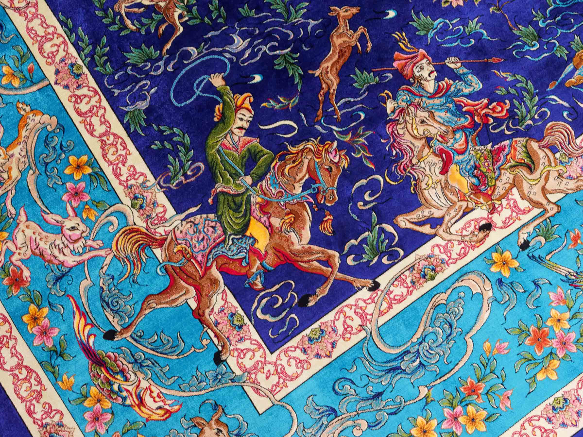 Ghom Maschinenteppich "Mahan" 300 x 200 cm, mit Jagdmotiv-Medaillon, aus pflanzlicher Seide (Viskose), Blau/Hellblau. Teppichnummer: V60DB600H. Persian Luxury Collection by Khademi. Made in Iran / Persia – Vertrieb durch JUPITER Intl.
