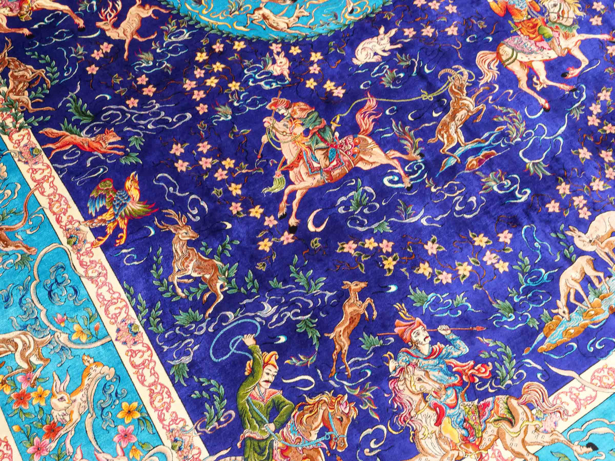 Ghom Maschinenteppich "Mahan" 300 x 200 cm, mit Jagdmotiv-Medaillon, aus pflanzlicher Seide (Viskose), Blau/Hellblau. Teppichnummer: V60DB600H. Persian Luxury Collection by Khademi. Made in Iran / Persia – Vertrieb durch JUPITER Intl.