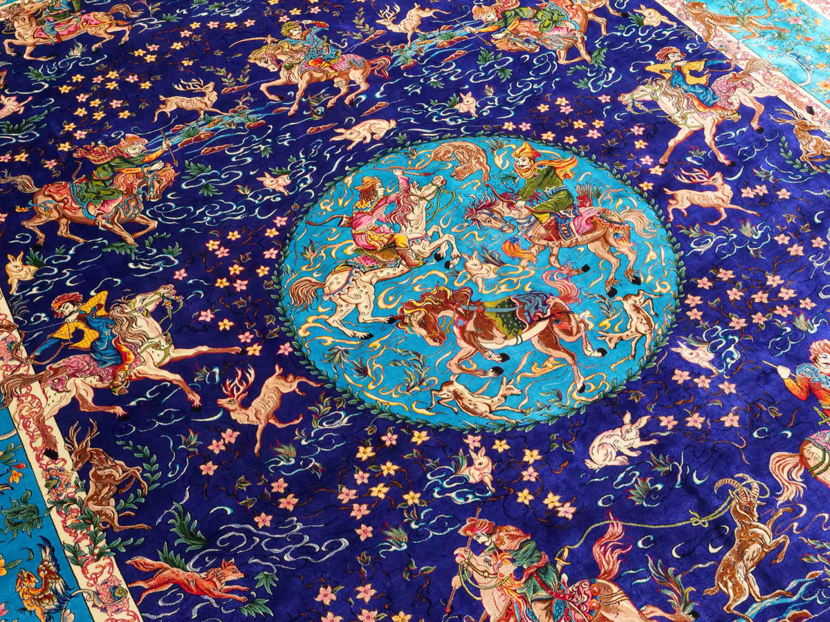 Ghom Maschinenteppich "Mahan" 300 x 200 cm, mit Jagdmotiv-Medaillon, aus pflanzlicher Seide (Viskose), Blau/Hellblau. Teppichnummer: V60DB600H. Persian Luxury Collection by Khademi. Made in Iran / Persia – Vertrieb durch JUPITER Intl.