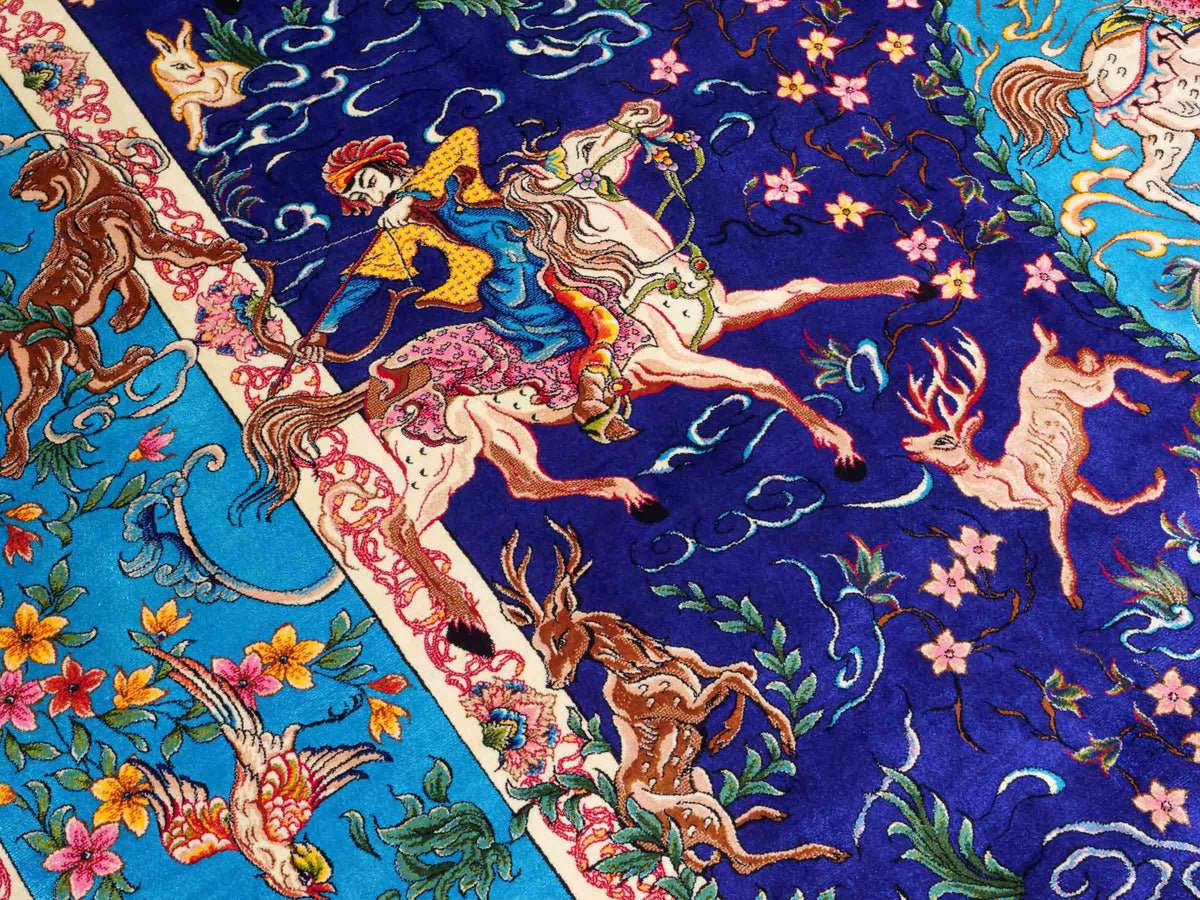 Ghom Maschinenteppich "Mahan" 300 x 200 cm, mit Jagdmotiv-Medaillon, aus pflanzlicher Seide (Viskose), Blau/Hellblau. Teppichnummer: V60DB600H. Persian Luxury Collection by Khademi. Made in Iran / Persia – Vertrieb durch JUPITER Intl.