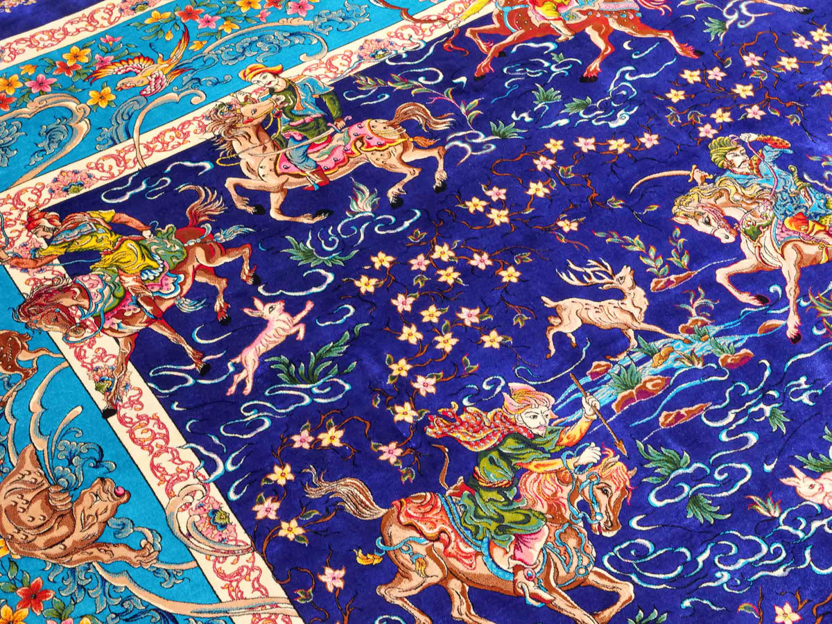 Ghom Maschinenteppich "Mahan" 300 x 200 cm, mit Jagdmotiv-Medaillon, aus pflanzlicher Seide (Viskose), Blau/Hellblau. Teppichnummer: V60DB600H. Persian Luxury Collection by Khademi. Made in Iran / Persia – Vertrieb durch JUPITER Intl.