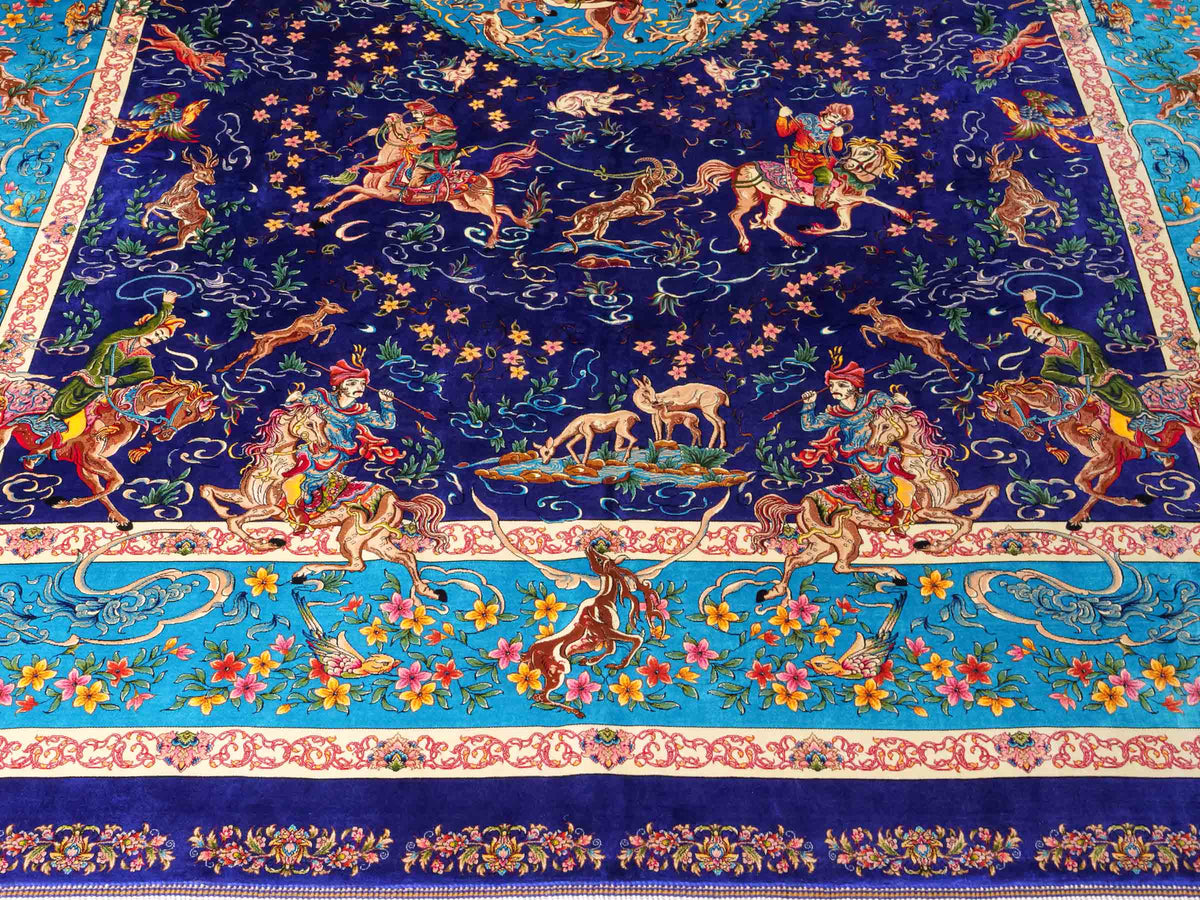 Ghom Maschinenteppich "Mahan" 300 x 200 cm, mit Jagdmotiv-Medaillon, aus pflanzlicher Seide (Viskose), Blau/Hellblau. Teppichnummer: V60DB600H. Persian Luxury Collection by Khademi. Made in Iran / Persia – Vertrieb durch JUPITER Intl.