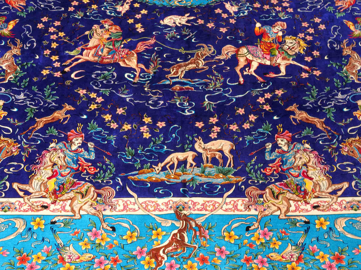 Ghom Maschinenteppich "Mahan" 300 x 200 cm, mit Jagdmotiv-Medaillon, aus pflanzlicher Seide (Viskose), Blau/Hellblau. Teppichnummer: V60DB600H. Persian Luxury Collection by Khademi. Made in Iran / Persia – Vertrieb durch JUPITER Intl.