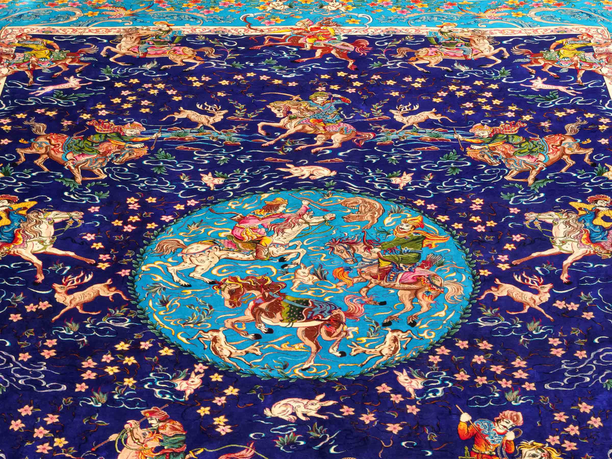 Ghom Maschinenteppich "Mahan" 300 x 200 cm, mit Jagdmotiv-Medaillon, aus pflanzlicher Seide (Viskose), Blau/Hellblau. Teppichnummer: V60DB600H. Persian Luxury Collection by Khademi. Made in Iran / Persia – Vertrieb durch JUPITER Intl.