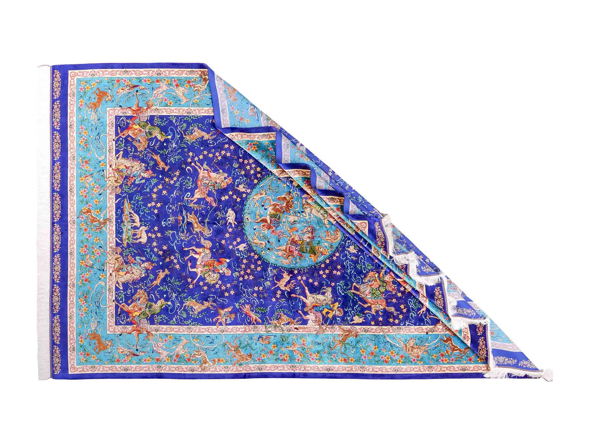 Ghom Maschinenteppich "Mahan" 300 x 200 cm, mit Jagdmotiv-Medaillon, aus pflanzlicher Seide (Viskose), Blau/Hellblau. Teppichnummer: V60DB600H. Persian Luxury Collection by Khademi. Made in Iran / Persia – Vertrieb durch JUPITER Intl.