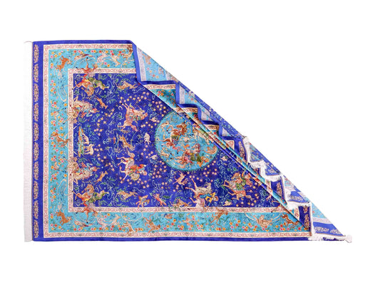 Ghom Maschinenteppich "Mahan" 300 x 200 cm, mit Jagdmotiv-Medaillon, aus pflanzlicher Seide (Viskose), Blau/Hellblau. Teppichnummer: V60DB600H. Persian Luxury Collection by Khademi. Made in Iran / Persia – Vertrieb durch JUPITER Intl.