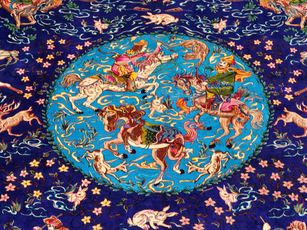 Ghom Maschinenteppich "Mahan" 300 x 200 cm, mit Jagdmotiv-Medaillon, aus pflanzlicher Seide (Viskose), Blau/Hellblau. Teppichnummer: V60DB600H. Persian Luxury Collection by Khademi. Made in Iran / Persia – Vertrieb durch JUPITER Intl.