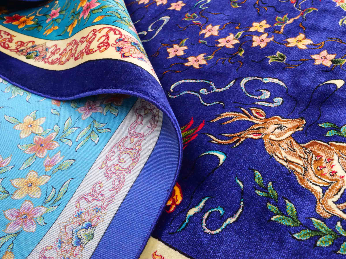 Ghom Maschinenteppich "Mahan" 300 x 200 cm, mit Jagdmotiv-Medaillon, aus pflanzlicher Seide (Viskose), Blau/Hellblau. Teppichnummer: V60DB600H. Persian Luxury Collection by Khademi. Made in Iran / Persia – Vertrieb durch JUPITER Intl.