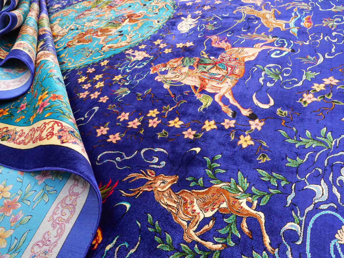 Ghom Maschinenteppich "Mahan" 300 x 200 cm, mit Jagdmotiv-Medaillon, aus pflanzlicher Seide (Viskose), Blau/Hellblau. Teppichnummer: V60DB600H. Persian Luxury Collection by Khademi. Made in Iran / Persia – Vertrieb durch JUPITER Intl.