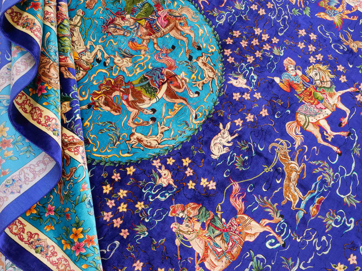Ghom Maschinenteppich "Mahan" 300 x 200 cm, mit Jagdmotiv-Medaillon, aus pflanzlicher Seide (Viskose), Blau/Hellblau. Teppichnummer: V60DB600H. Persian Luxury Collection by Khademi. Made in Iran / Persia – Vertrieb durch JUPITER Intl.